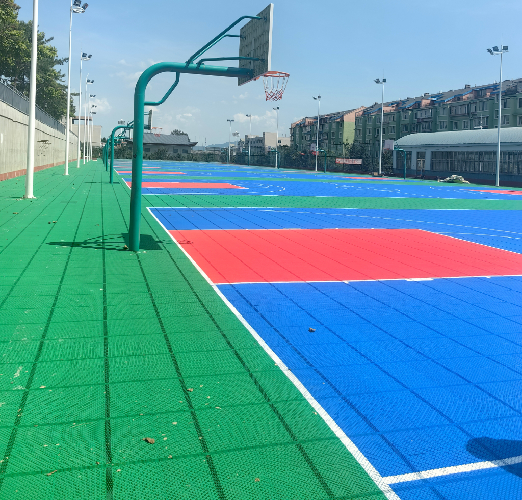 学校操场篮球场效果图