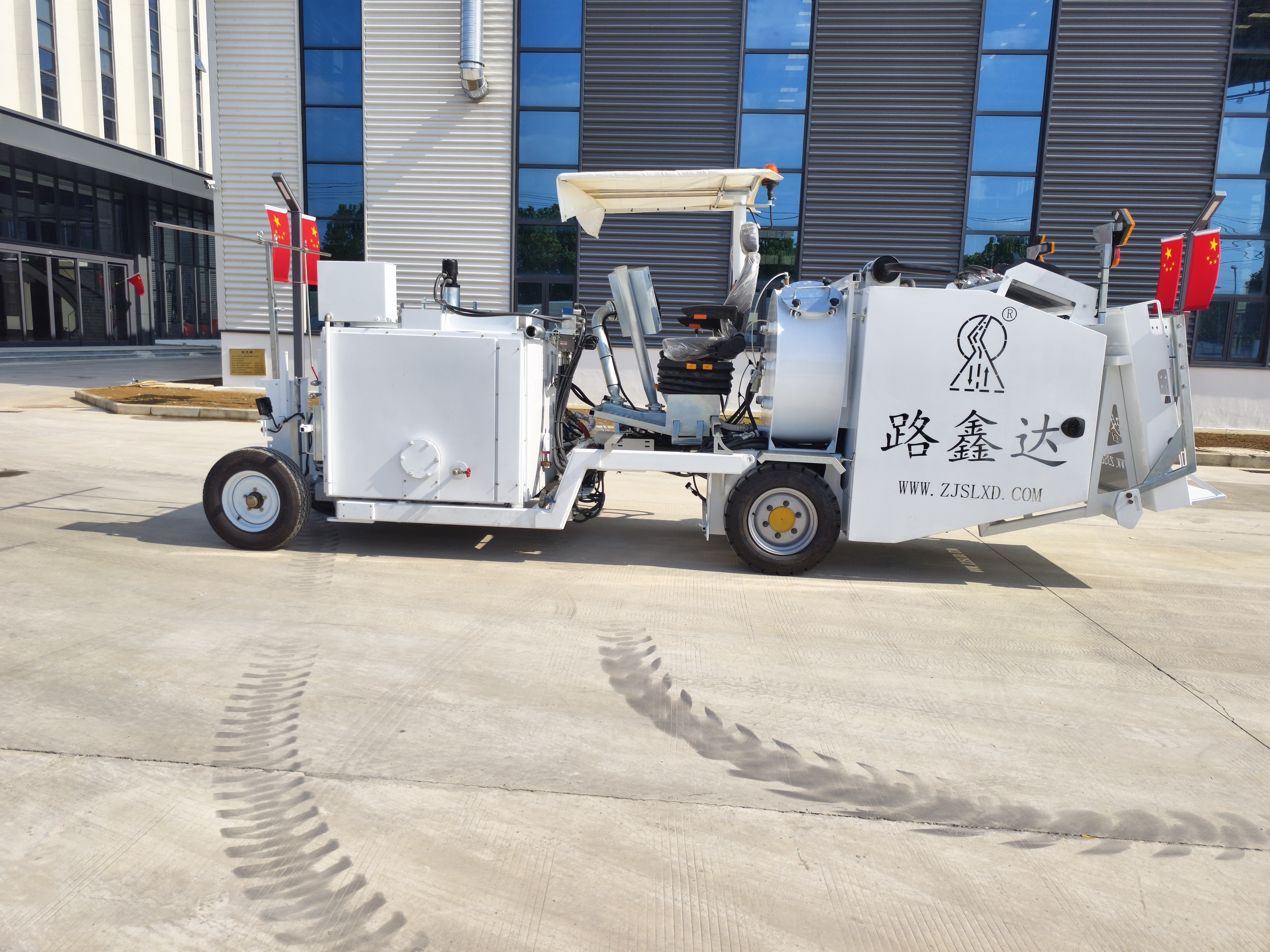 道路划线机/标线机选购指南：如何选对高效智能的施工设备？