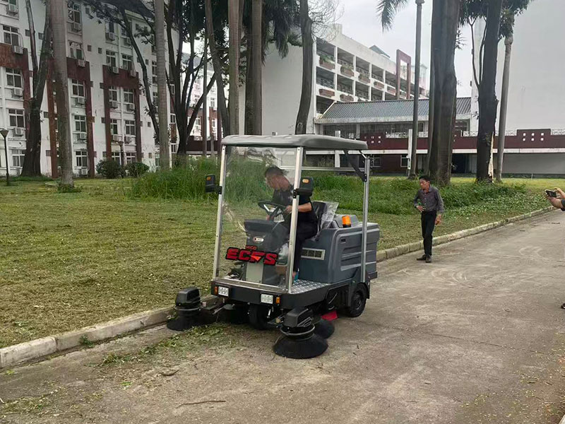 M3133DF电动扫地车光正实验学校清扫案例