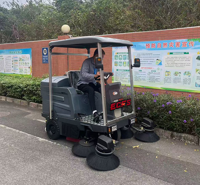 美高M3133DF电动扫地车东莞学校清扫案例