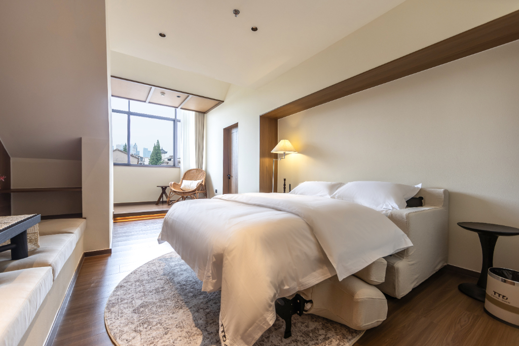 带城桥房  LOFT 房一楼大床场景，多代同住