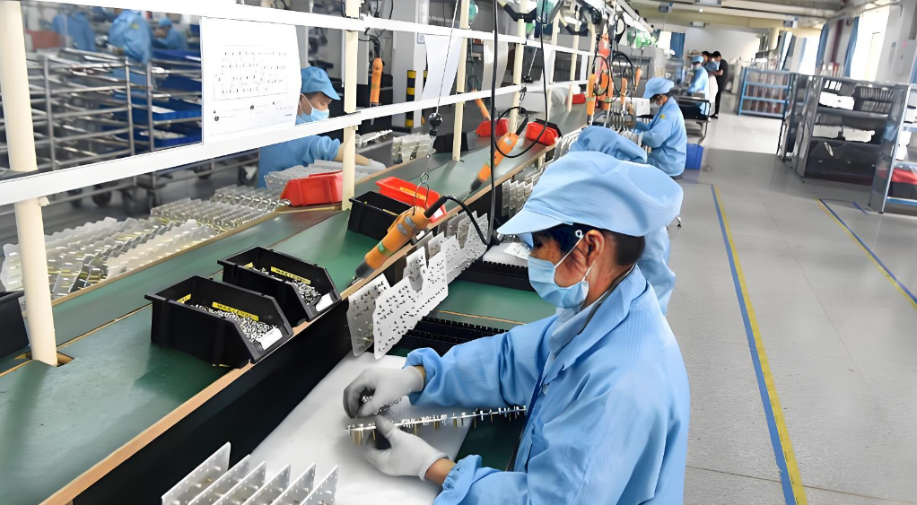 新能源与半导体产线用工破局：全流程托管如何赋能精密制造