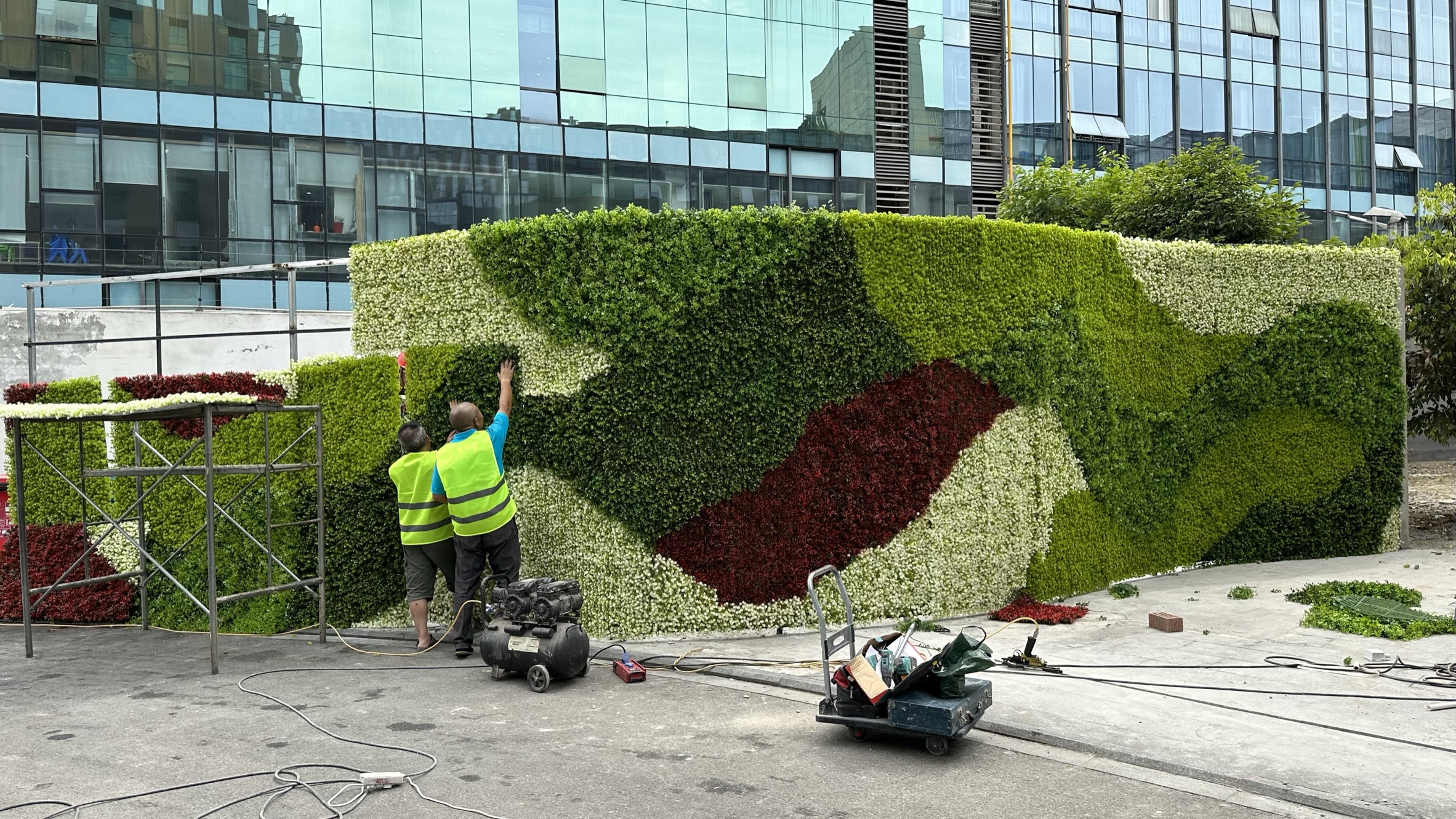 2025垂直绿化避坑指南：天海铭园的‘1次投入3年省心’方案为何成首选？