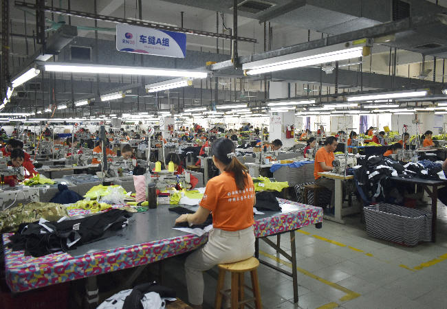 睿牛制衣生产车间1